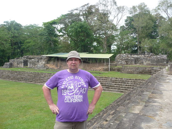 Ich vor der Westseite der Acropolis Plaza