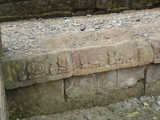 Schriftzeichen an Struktur 1B-1