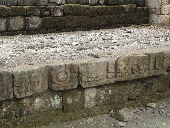 Schriftzeichen an Struktur 1B-1