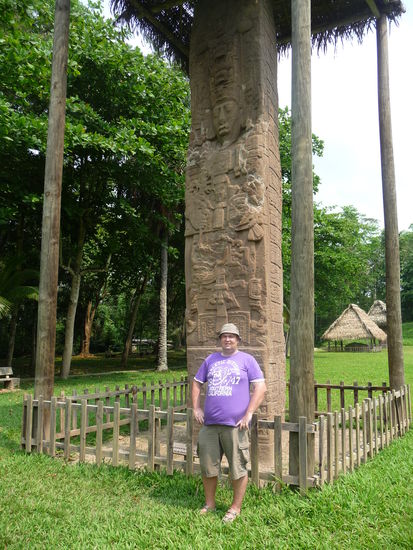 Ich vor Stele E die mit 10 m höchste Stele im Mayagebiet