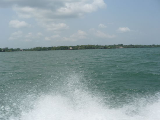 Los geht es mit Vollgas über den Rio Dulce