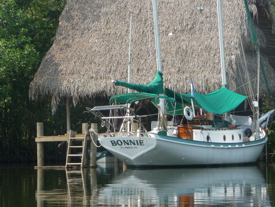 Private Segelboote am Rio Dulce