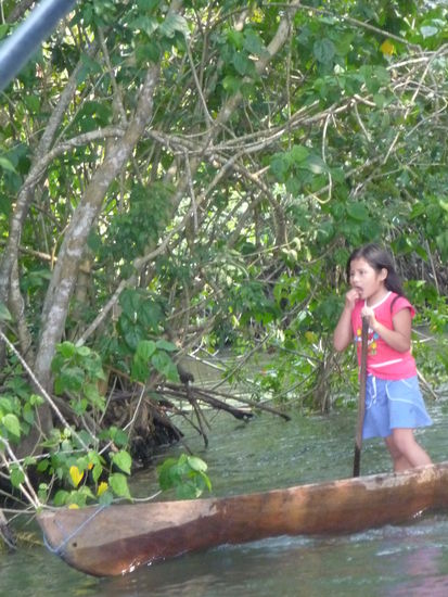 Kleines Mädchen unterwegs im Einbaum