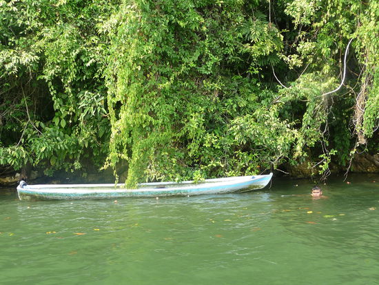Der Junge rechts nimmt gerade ein Bad neben seinem Boot