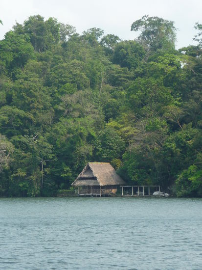 Hütten am Rio Dulce