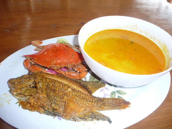 Es gibt Fischsuppe mit Garnellen,Krebsen,Kraben und Fisch was soweit ganz gut war nur es war sehr wenig und mit 100 Quetzal = 9 Euro auch nicht ganz preiswert !!