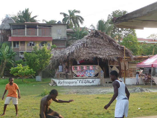 Jugendliche beim Fußballspielen in Livingston