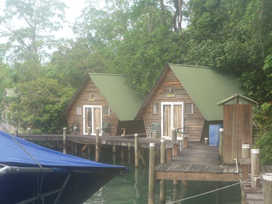 Die ersten Zimmer in den Hütten direkt über dem Wasser