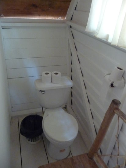 Das WC gegenüber der Dusche