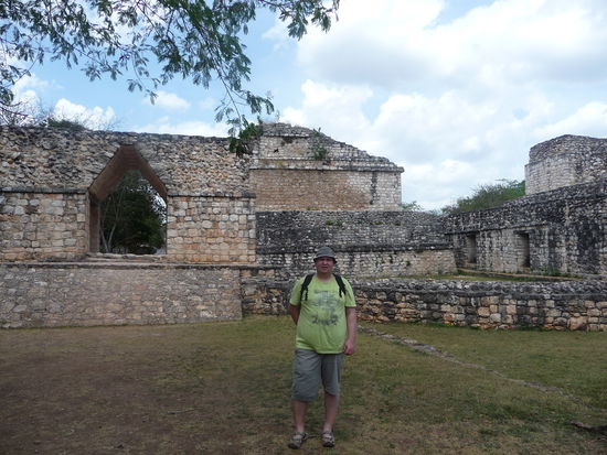 Ich vor dem Torbogen in Ek Balam
