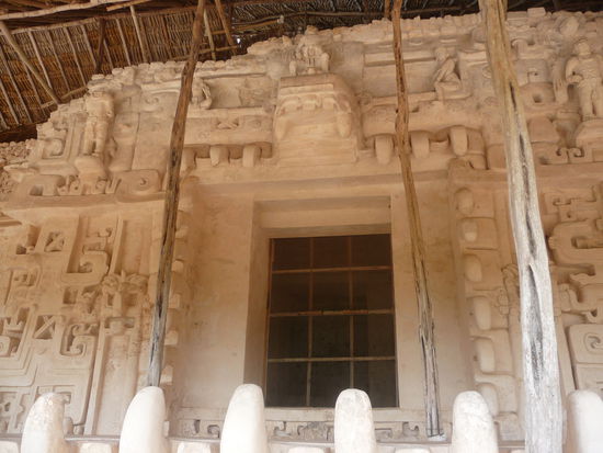 Schlangenmauleingang mit großen scharfen Fangzähnen - Grabkammer von Ukit Kan Le k Tok.