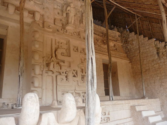 Schlangenmauleingang und Höllentor mit wunderschönen Fries.Man nimmt an das die Herrscher Ihre Gefangenen aus den Höllentor in 20 m Tiefe auf Spieße geworfen haben.