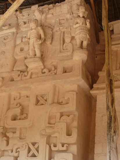 Fries mit Figuren in der Akropolis