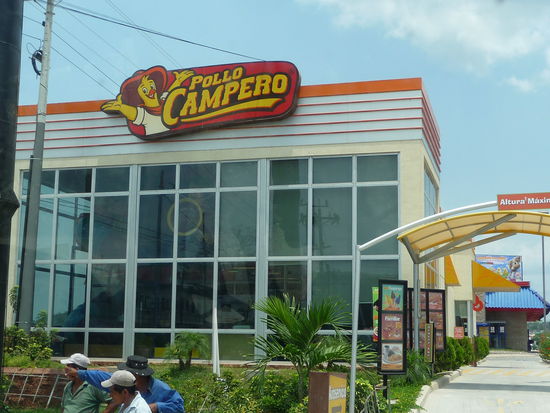 Auch hier in Flores gibt es ein Restaurant der bekannten Fast Foodkette Pollo Campero