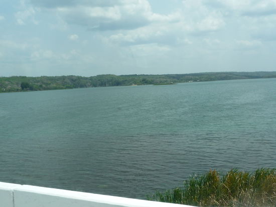 Fahrt über den Damm nach Flores