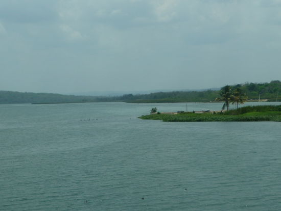 Fahrt über den Damm nach Flores