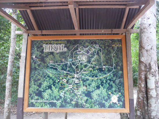 Eingang zum Nationalpark Tikal was seit 1979 zum UNESCO WELTKULTURERBE gehört.