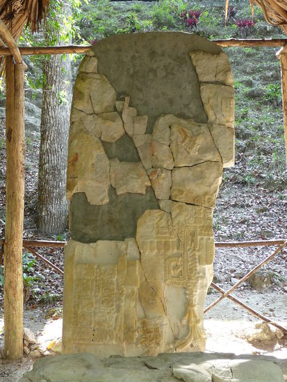 Stele am Tempel der Inschriften