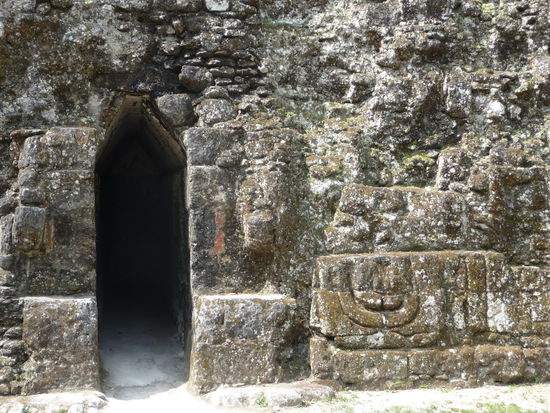 Eingang zur Gruppe G mit Schriftzeichen neben dem Eingang