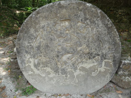 Altar V hinter Tempel III