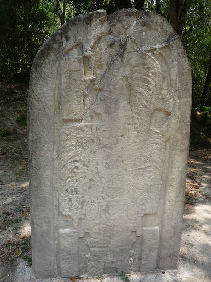 Stele 16 hinter Tempel III