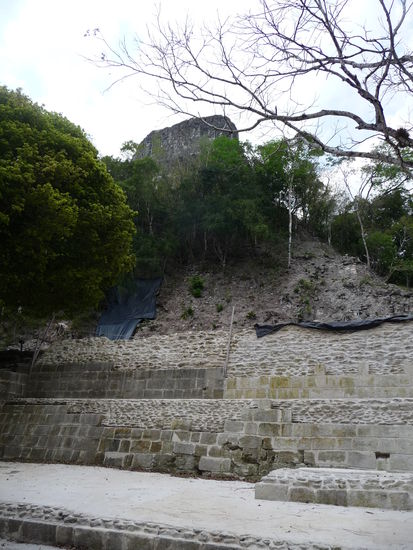 Tempel IV mit 65 m das höchste Gebäude von Tikal und einer der höchsten im gesamten Mayagebiet.Leider ist er noch von 3 Seiten zugewachsen so das er nicht richtig zu sehen ist.