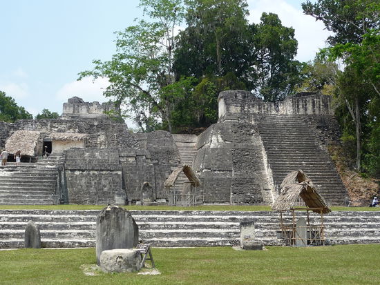 Die gewaltige Nord Akropolis mit Ihren vielen Tempeln am Grand Plaza