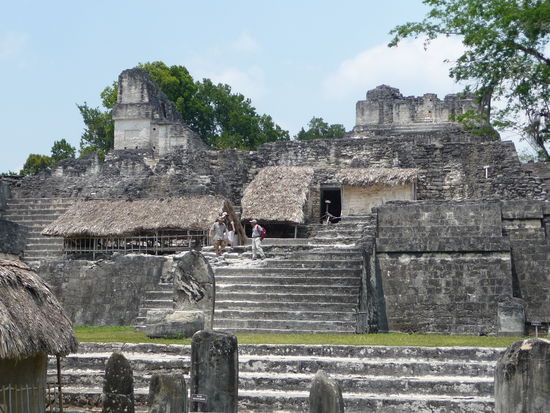 Die gewaltige Nord Akropolis mit Ihren vielen Tempeln am Grand Plaza