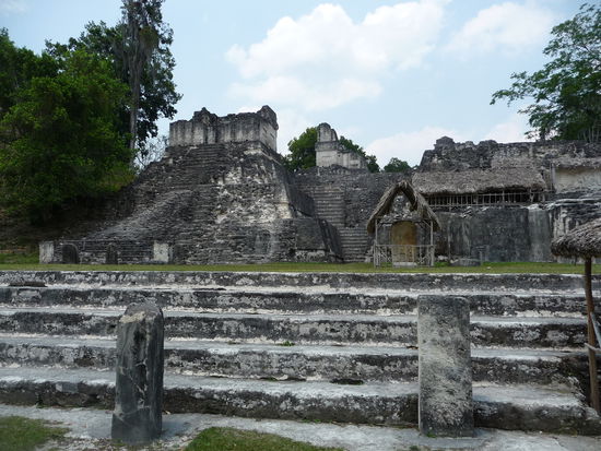 Die gewaltige Nord Akropolis mit Ihren vielen Tempeln am Grand Plaza