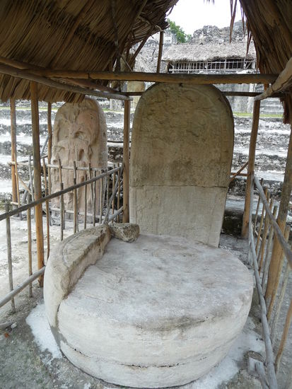 Stele mit Altar an der Nord Akropolis