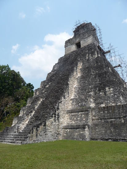 Tempel I an der Grand Plaza in Tikal