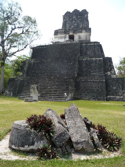Tempel II an der Grand Plaza in Tikal hier ohne mich und...
