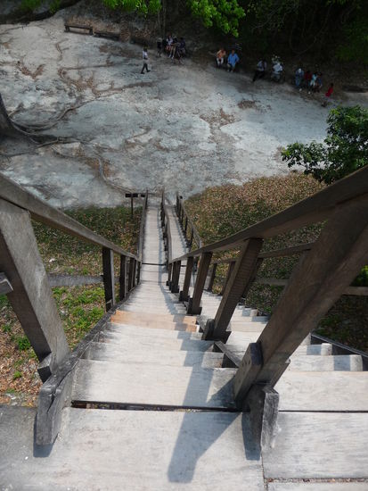 Steiler Aufstieg zum Tempel II