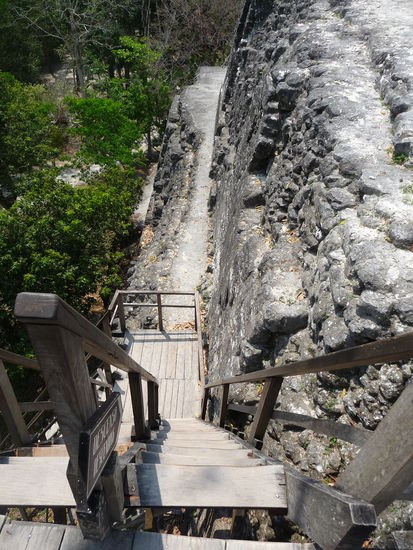 Steiler Aufstieg zum Tempel II