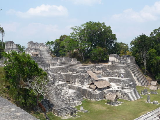 Blick vom Tempel II auf Nord Akropolis