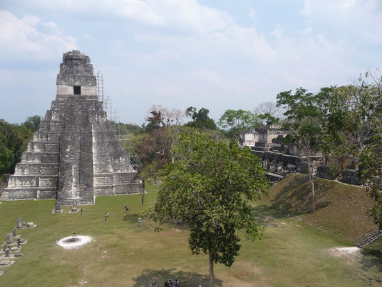 Blick von Tempel II auf Grand Plaza mit Tempel I