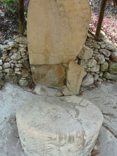 Altar und Stele am Tempel III
