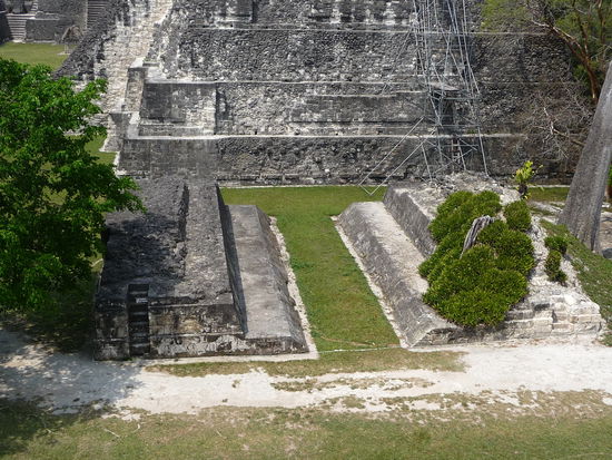 Blick von der Zentral Akropolis auf den Ballspielplatz von Tikal