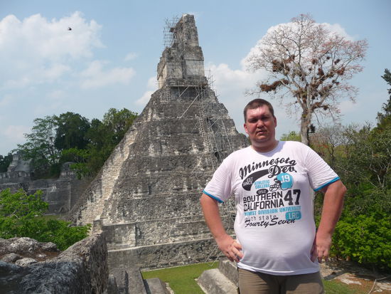 Ich auf der Zentral Akropolis mit Tempel I im Hintergrund