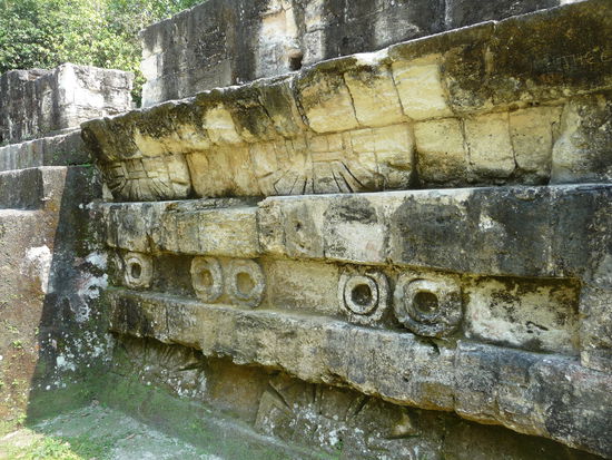Schöne Reliefarbeiten an der östlichen Plaza