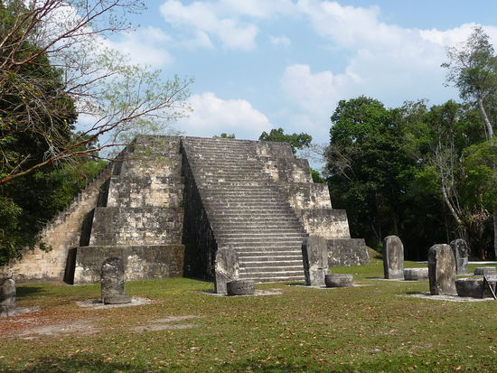 Die Zwillingspyramiden von Komplex R und Q