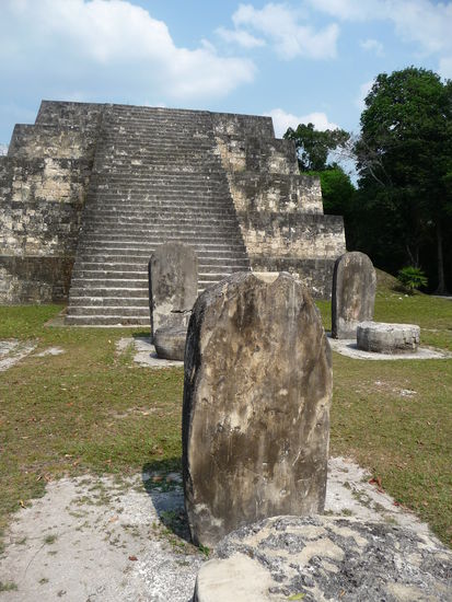 Während man die eine Pyramide mit Ihren Stelen  in voller Pracht bewundern kann liegt die andere noch im Gelände vom Urwald überwuchert