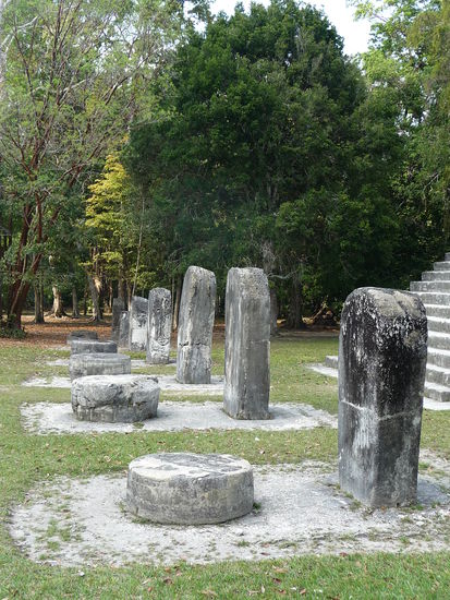 Stelen am Komplex R un Q