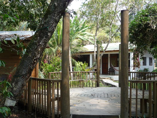 Das Hotelgelände mit Bungalows