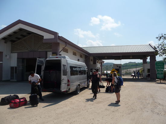 Den ganzen Bus mußten wir ausräumen und alles über die Grenze schleppen. 