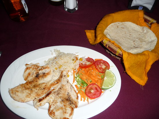 Am Ende der Reise gönnte ich mir noch einmal was...als ersten Gang Spaghetti mit Garnellen und hier Hänchenbrust mit Salat und Tortilas im zweiten Gang. Preis 206 Pesos = 12.35 Euro nicht ganz preiswert !!