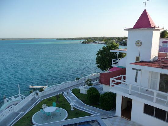 Blick auf die bunten Lagunen von Bacalar