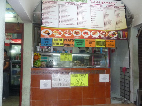 Das Selbstbedienungs - Restaurant gleich neben unseren Hotel wo ich gegessen habe.Es gibt auch ein Gericht des Tages für 25 Pesos = 1,50 Euro wie man unten auf dem gelben Schild sehen kann.