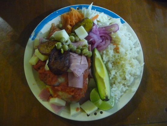 Mittagessen 1. Tag Valladolid - gebratene Bananen,Avocado,Reis und Hühnchen für 45 Pesos = 2,60 Euro