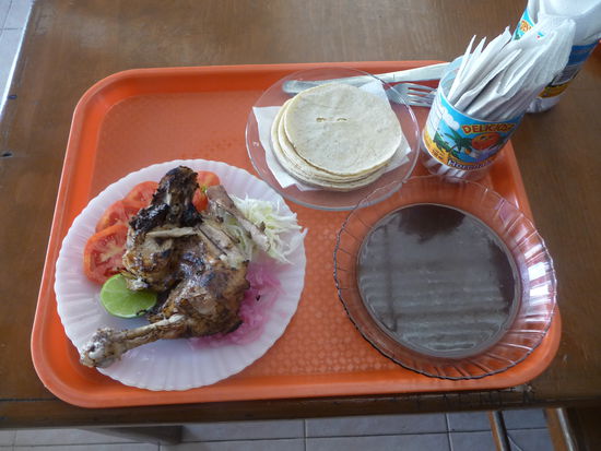 Mittagessen 2. Tag Valladolid Hühnchen nach Yucatan Art mit Tomaten,Bohnenmuß und Tortillas für 35 Pesos = 2 Euro